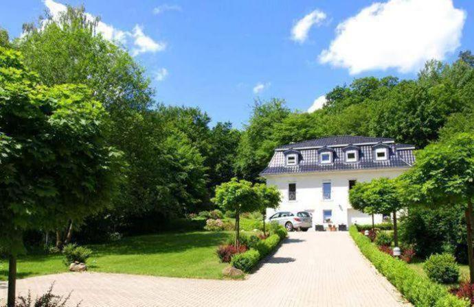 Weisses-Haus-Am-Kurpark-Fewo-Waldblick Кведлинбург Экстерьер фото